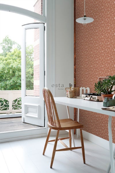 Heller Raum mit gemusterter Tapete, Schreibtisch und Holzstuhl