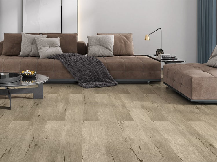 Modernes Wohnzimmer mit hellem Laminatboden in Eichenoptik, braunem Sofa und Couchtisch.