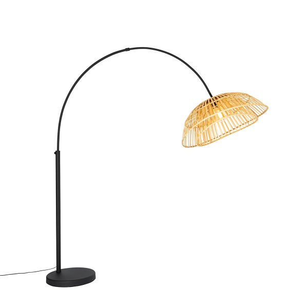 Stehlampe mit schwarzem Gestell und Lampenschirm aus Rattan
