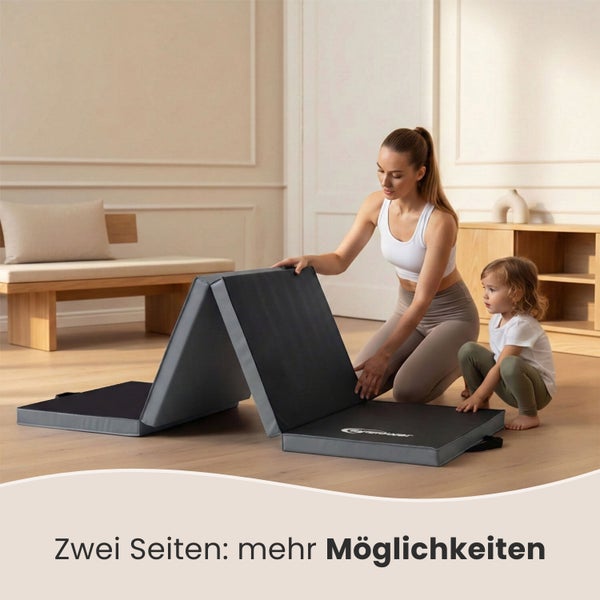 Frau und Kind mit einer faltbaren Gymnastikmatte im Innenbereich