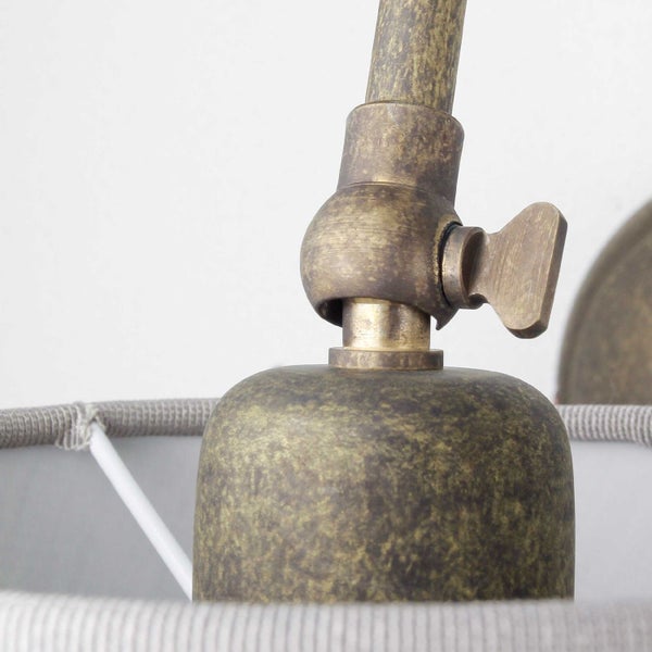 Detail einer verstellbaren Leuchte mit Schirm