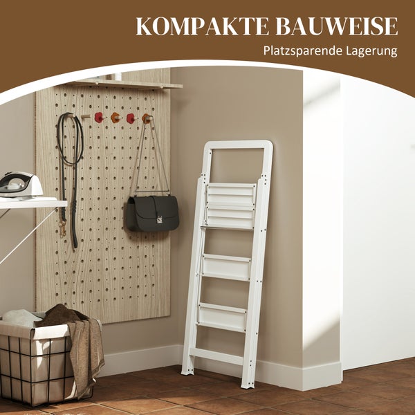 Aufnahme eines kompakten Hauswirtschaftsraums mit einer weissen Trittleiter, einer Lochwand und einem Wäschekorb