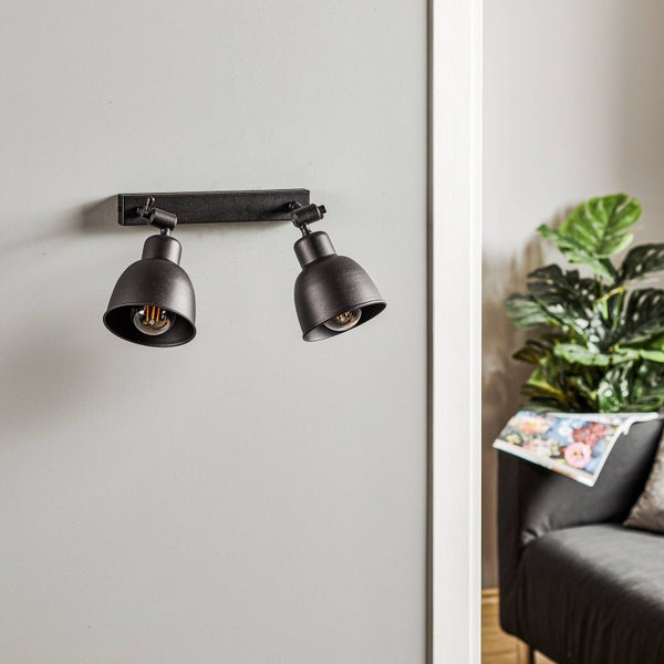 Wandleuchte mit zwei Strahlern an grauer Wand