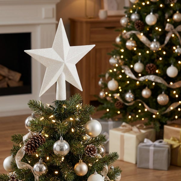 Weihnachtsbaumspitze in Sternform auf einem geschmückten Weihnachtsbaum in einem festlich dekorierten Wohnzimmer mit Kamin.
