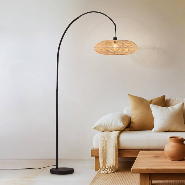 Bogenlampe mit Rattan-Lampenschirm neben Couch und Tisch