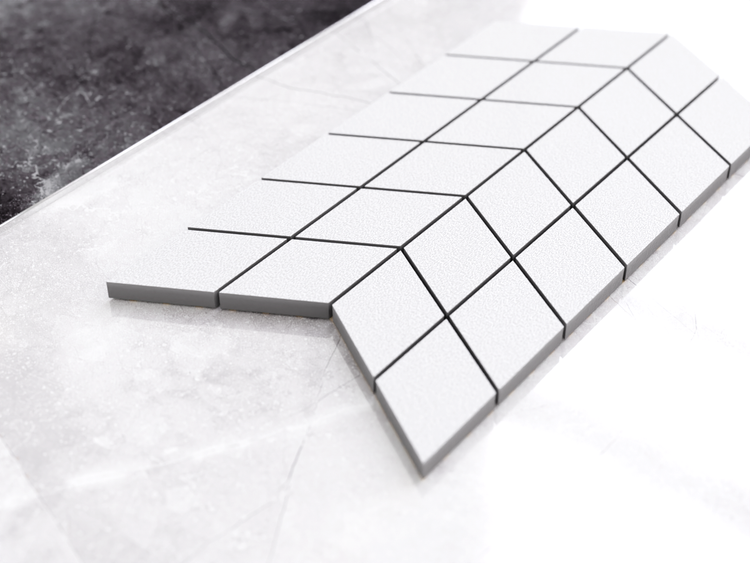 Hellgraue Mosaikfliesen im Chevron-Muster mit rhombenförmigen Elementen für Wand- und Bodenbeläge.