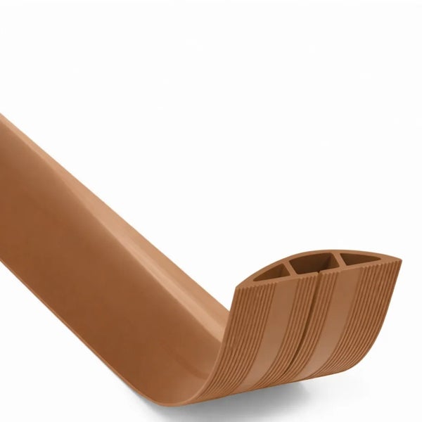 Flexible, braune Bodenleiste aus Kunststoff mit Hohlkammerprofil und gerippter Oberfläche.