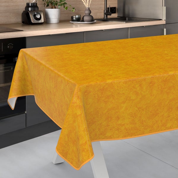 Gelbe Tischdecke mit Bordüre auf einem Tisch in der Küche.