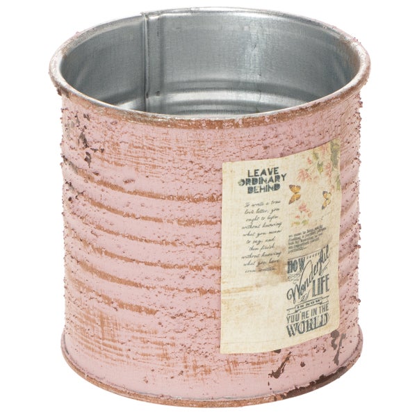 Dekoratives Metallgefäß im Vintage-Stil mit strukturierter rosa Oberfläche und Papieretikett mit Schmetterlingsmotiv.