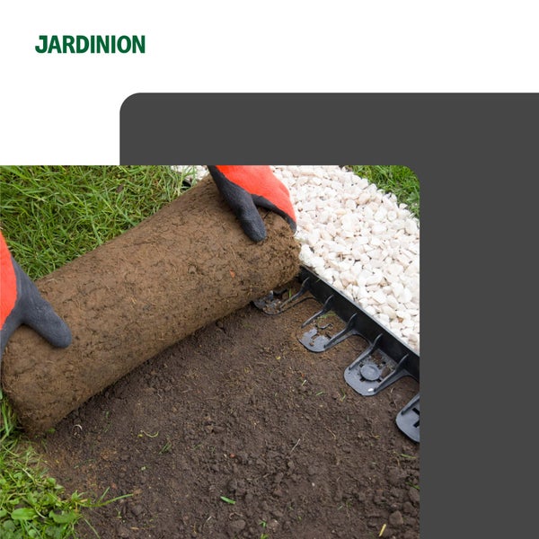 Verlegen von Rollrasen neben einer Rasenkante mit Kies