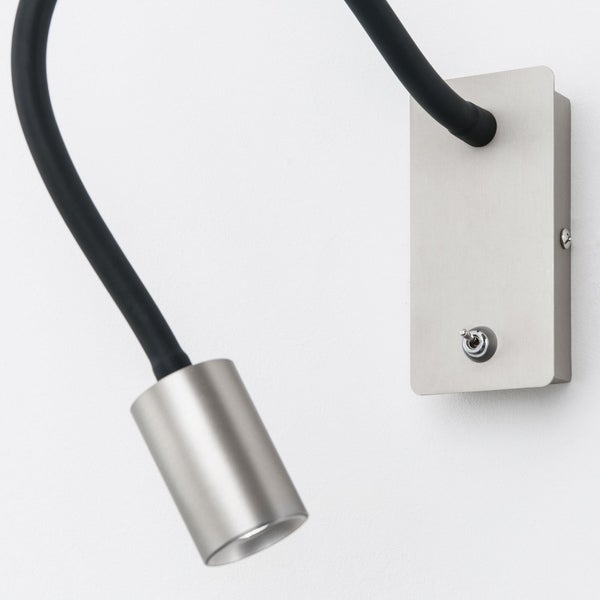 Wandleuchte mit flexiblem Arm und Schalter auf einer rechteckigen Metallplatte