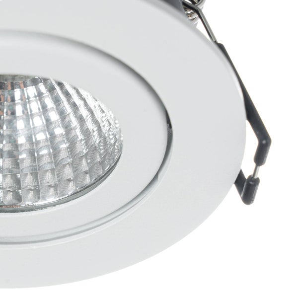 LED-Einbaustrahler in Weiß mit strukturiertem Reflektor und Haltefeder.