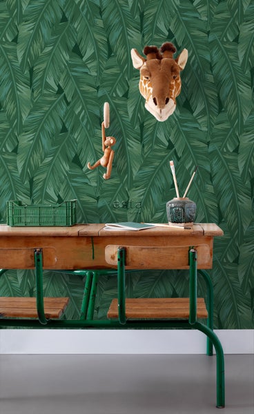 Dekorative Szene mit Tapete, Schulbank, Stofftier-Giraffenkopf und Spielzeugaffe