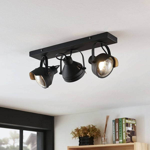 Deckenleuchte mit drei Strahlern zur Innenraumbeleuchtung