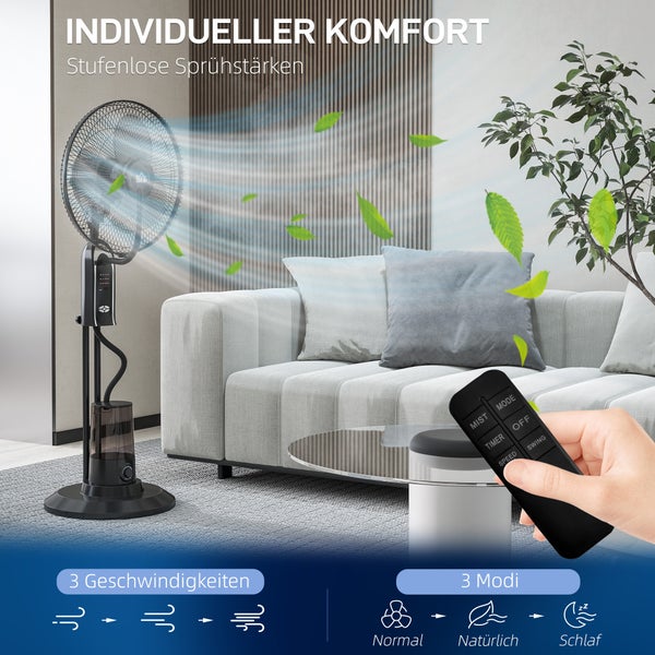 Schwarzer Standventilator mit Sprühnebelfunktion in modernem Wohnzimmer, Fernbedienung in der Hand, drei Geschwindigkeiten und drei Modi.