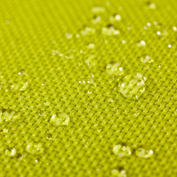 Nahaufnahme von wasserabweisendem Gewebe mit Wassertropfen auf der Oberfläche.