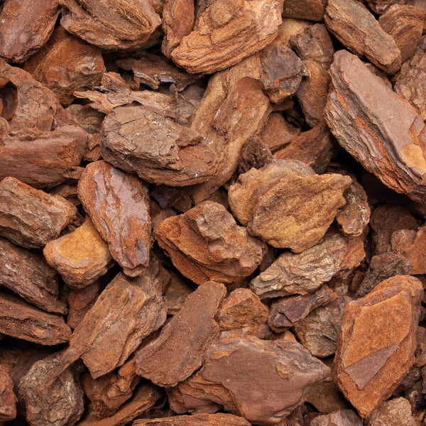 Pinienrinde zur Bodenabdeckung und Dekoration im Garten.