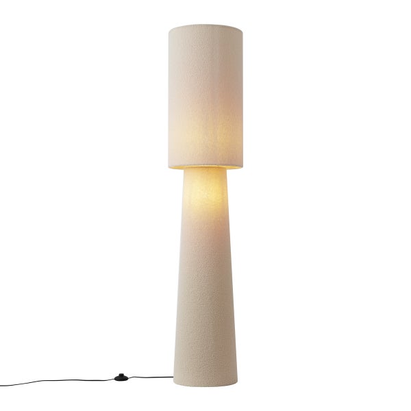 Stehleuchte mit zylindrischem Textilschirm und konischem Sockel inklusive Trittschalter.