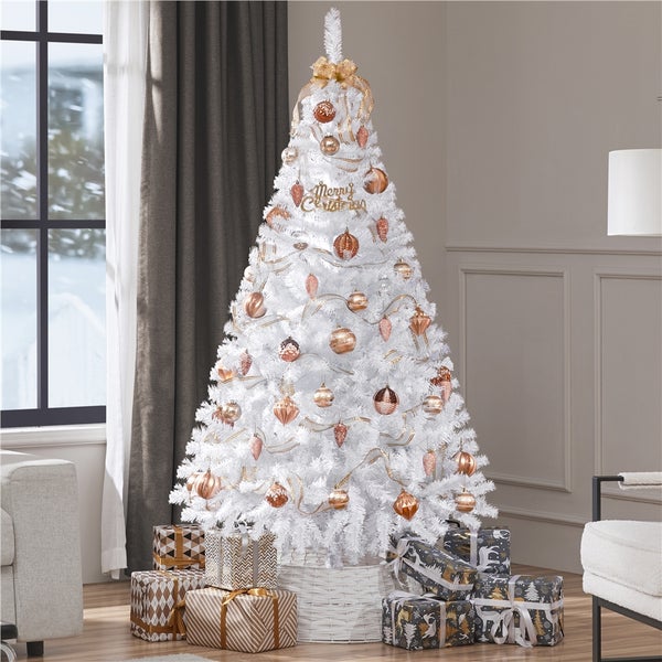 Weihnachtszimmer mit weißem Weihnachtsbaum, goldenen Ornamenten und Geschenken
