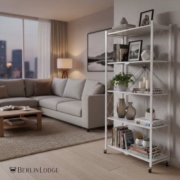 Wohnzimmer mit einem weißen Metallregal auf Rädern, dekoriert mit Büchern und Pflanzen.