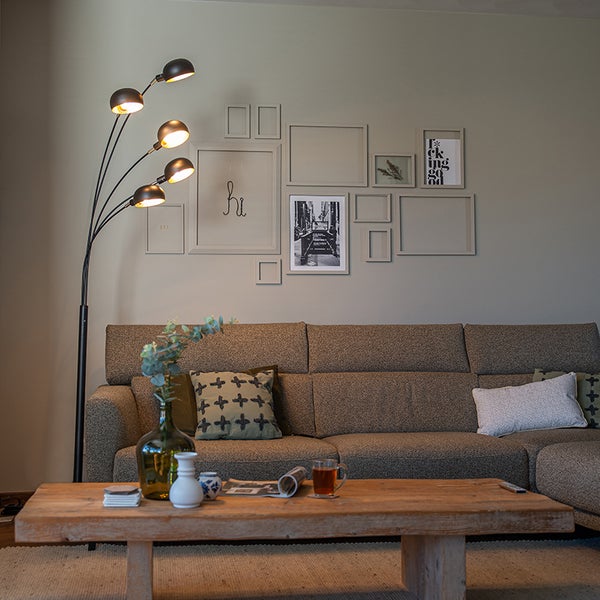 Wohnzimmer mit Stehlampe, Sofa und Couchtisch