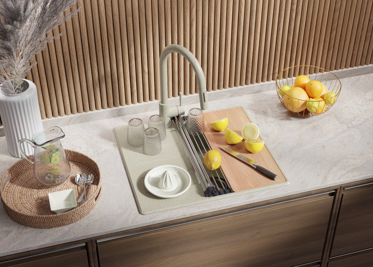 Küchenszene mit Spüle, Wasserhahn, Zitronen, Gläsern und Holzelementen für eine helle und moderne Atmosphäre.