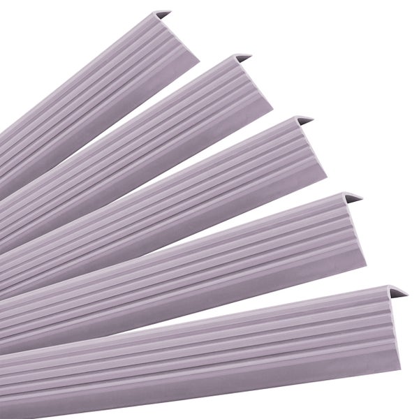 Mehrere Treppenkantenprofile aus Kunststoff mit gerillter Oberfläche