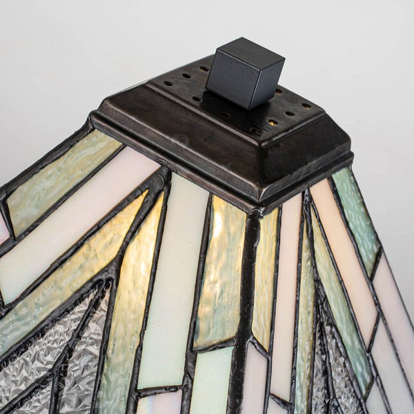 Detailansicht einer Tiffany Lampe mit Mosaikglas und dunklem Lampenfuß