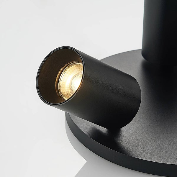 Detailaufnahme einer schwarzen Spotleuchte mit LED-Leuchtmittel
