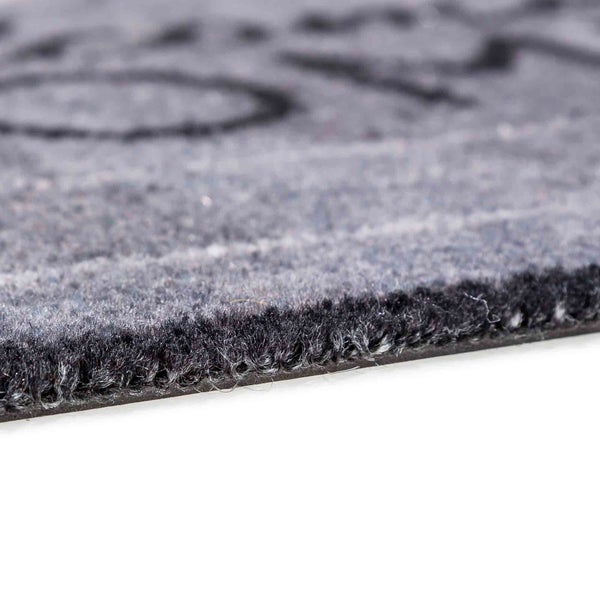Detailansicht einer grauen Fußmatte mit Muster