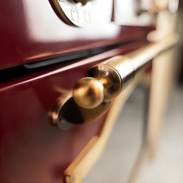 Detailansicht eines Backofengriffs im Retro Design mit Metallakzenten.