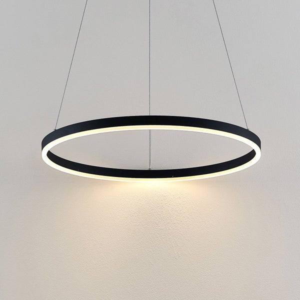 Moderne LED-Pendelleuchte in Ringform mit schwarzem Rahmen und warmweißem Licht, befestigt an drei dünnen Seilen.