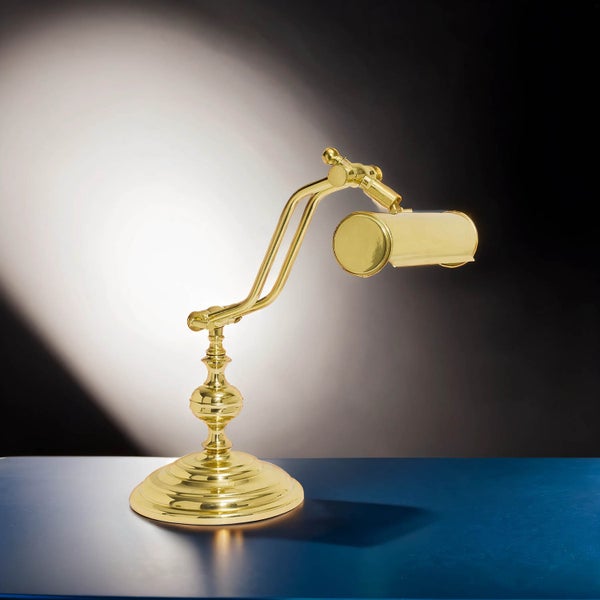 Goldene Schreibtischlampe auf einer Oberfläche