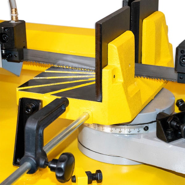 Nahaufnahme einer Metallsäge mit einstellbarem Winkel