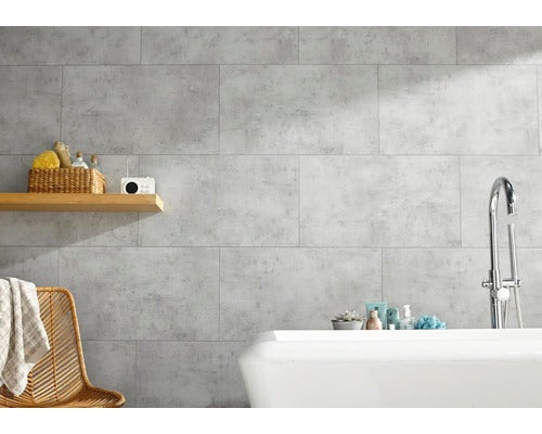 Badezimmer mit grauen Wandfliesen in Betonoptik, Badewanne und Holzregal