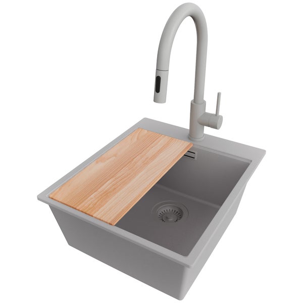 Küchenspüle mit Schneidebrett und Wasserhahn