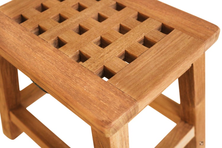 Holzhocker mit quadratischer Sitzfläche und durchbrochenem Muster