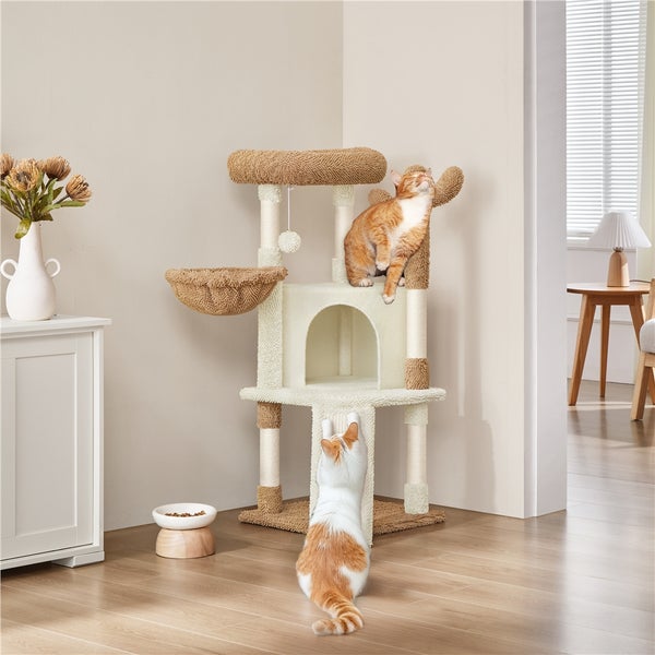 Katzenkratzbaum mit mehreren Ebenen und zwei Katzen in einem Wohnraum