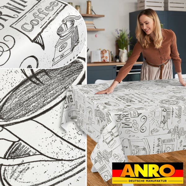 Abwischbare Tischdecke mit Kaffee-Motiven auf Holztisch in heller Küche. Inklusive Detailansichten und ANRO Deutsche Manufaktur Logo.