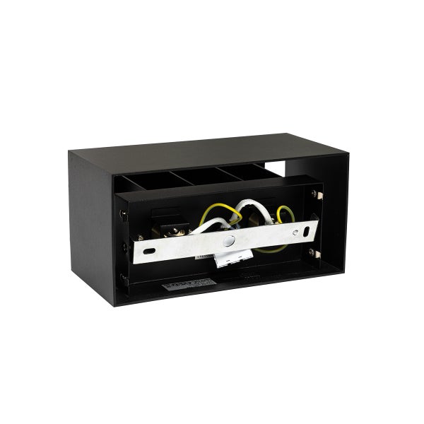 Wandleuchte mit geöffnetem Gehäuse zur Verkabelung