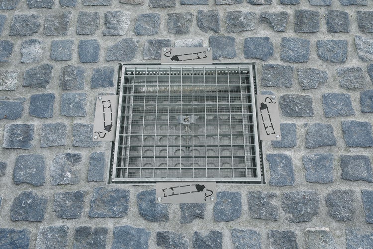 PROREGAL Robuster Bodenascher Mit Zigaretten Piktogramm HxBxT 40 x 40 x 15 cm Verzinkter Stahl Grau