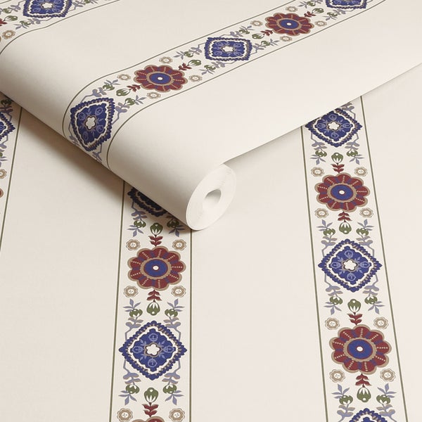 Vliestapete mit floralen und orientalischen Streifenmustern auf einer Rolle.