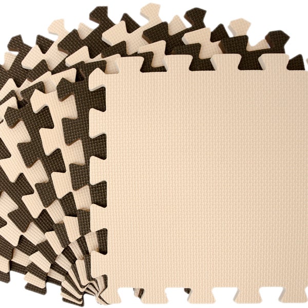 Stapel aus quadratischen Puzzlematten aus Schaumstoff mit Zahnprofil für den Boden