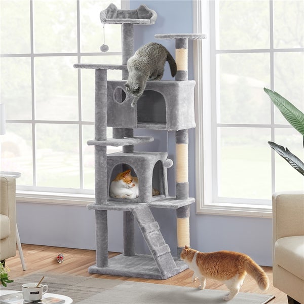Katzenkratzbaum mit mehreren Ebenen, Kratzsäulen und Katzenhäusern, genutzt von Katzen in einem Wohnraum.