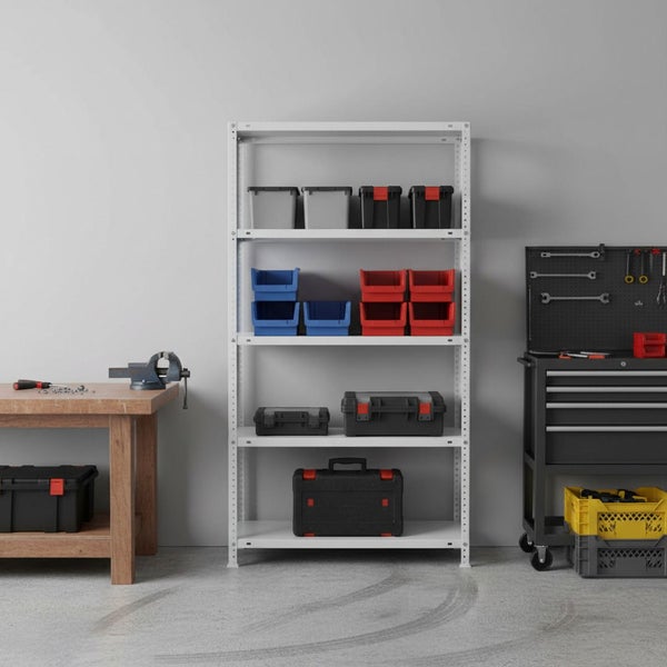 Organisierte Werkstatt mit einem Metallregal mit Lagerboxen und Koffern, einer Werkbank aus Holz mit Schraubstock und einem Werkzeugwagen.