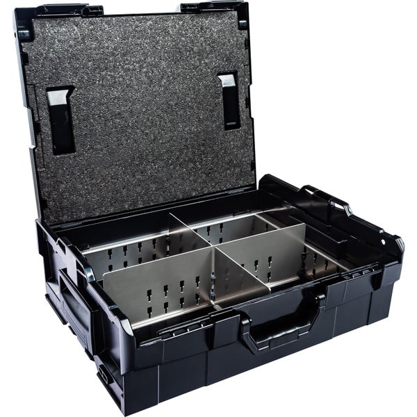 Offene schwarze Werkzeugbox aus Kunststoff mit Schaumstoffeinlage im Deckel und vier Metall-Trennfächern.