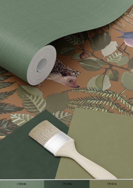 Tapetenrolle mit Waldmuster, Farbfelder und Pinsel