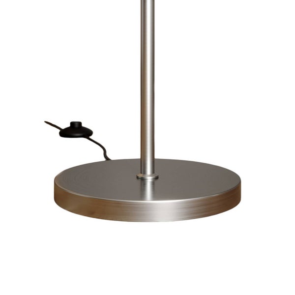 Detailaufnahme des Fußes einer Stehlampe aus Metall mit Fußschalter