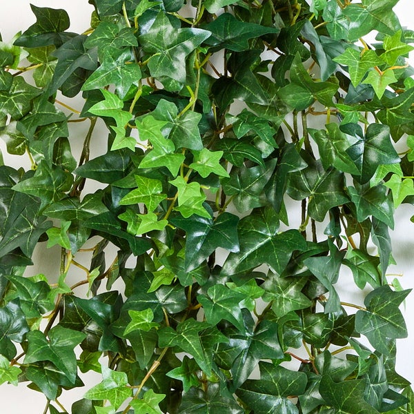 Künstlicher Efeu, Ranke mit detailgetreuen grünen Blättern.