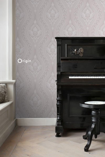 Helle Tapete mit floralem Muster neben einem schwarzen Klavier und einem Hocker